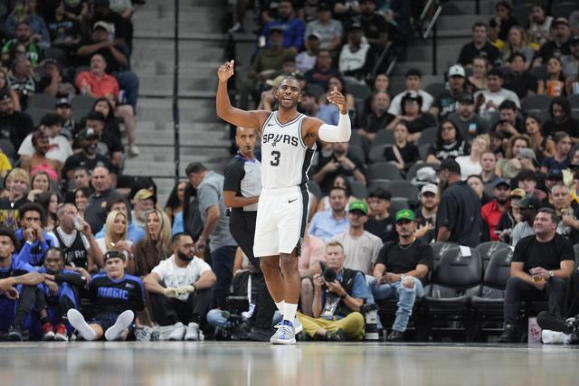 哈珀在巴黎NBA夏季营赠送球衣，点燃小球迷的热情